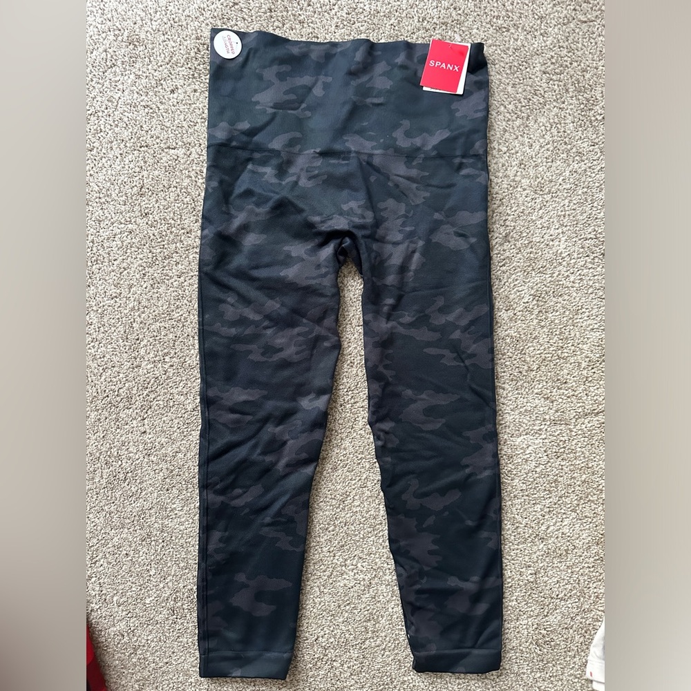 Spanx Look at Me Now Seamless Cropped Leggings Black Camo